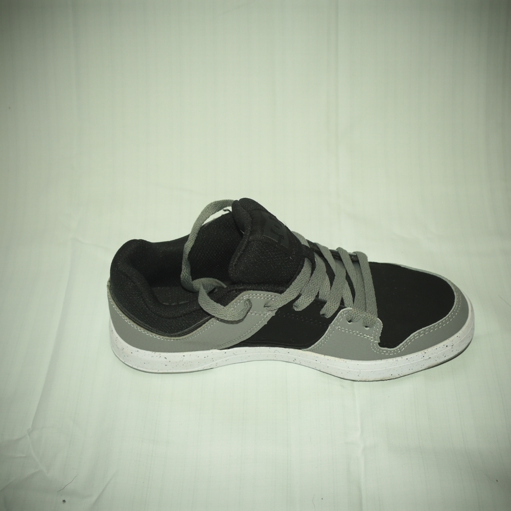 Men's Black and Gray Sneakers, Size 5.5 DC
